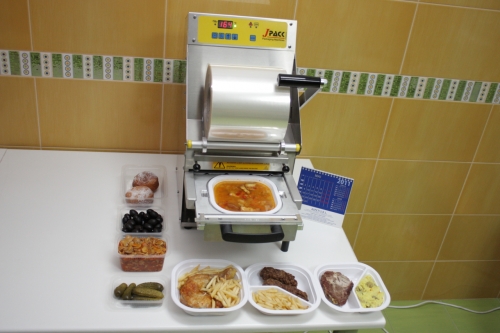 Masina de ambalat prin termosudare pentru catering