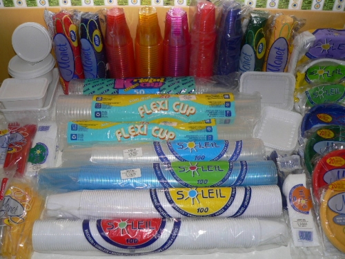ARTICOLE DE UNICA FOLOSINTA DIN MATERIAL PLASTIC ALB, TRANSPARENT SI COLORAT